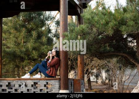 Schulmädchen sitzt im Sommerhaus fotografieren - Stock Foto Stockfoto