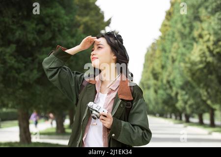 Junge Frau, die Augen abschirmt - Stock Foto Stockfoto