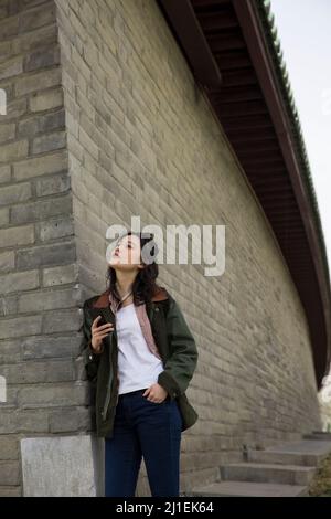 Weibliche Touristen SMS gegen klassische Wände - Stock Foto Stockfoto