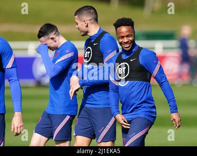 Der englische Raheem Sterling (rechts) während einer Trainingseinheit im St. George's Park, Burton-upon-Trent. Bilddatum: Freitag, 25. März 2022. Stockfoto