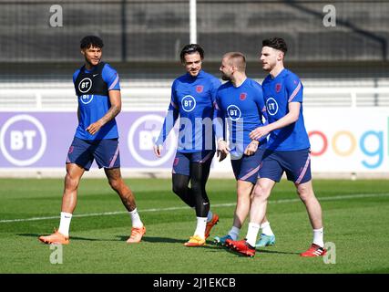 Tyrone Mings, Jack Grealish, Luke Shaw und Declan Rick (links-rechts) während eines Trainings im St. George's Park, Burton-upon-Trent. Bilddatum: Freitag, 25. März 2022. Stockfoto