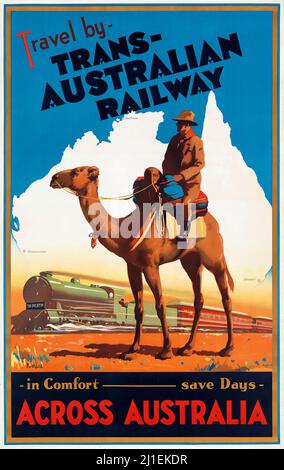 FAHREN SIE MIT DER AUSTRALISCHEN EISENBAHN - TRANS. Ca. 1933. Ein Mann auf einem Kamel und ein Schnellzug im Hintergrund. Stockfoto