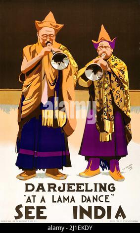 Vintage Indian Travel Poster - siehe Indien - Darjeeling (Indian Government, 1934). „Bei einem Lama-Tanz“ Stockfoto