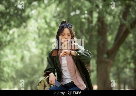 Weibliche Tourist Blick auf die Zeit im Waldpark - Stock Foto Stockfoto
