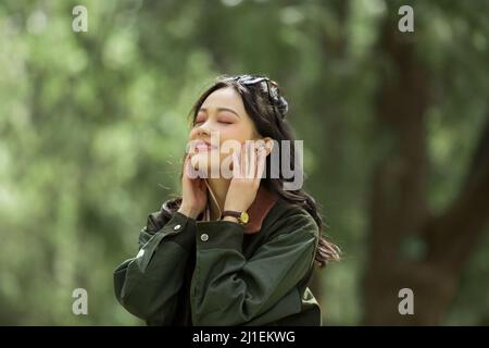 Nahaufnahme der weiblichen Touristen, die Musik hören - Stock Foto Stockfoto