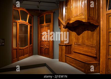 Möbel der Casa Milà (La Pedrera) in der Gaudí-Ausstellung im MNAC-Museum 2021 (Barcelona, Katalonien, Spanien) ESP: Muebles de la Casa Milà Stockfoto