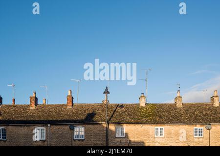 Cotswold Steinhütten mit Fernsehantenne auf dem Dach, Cotswold Stadt Tetbury, Gloucestershire, Großbritannien Stockfoto