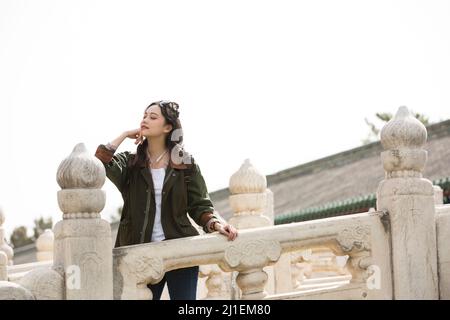 Junge Frau Tourist auf alten Bogen Brücke - Stock Foto Stockfoto