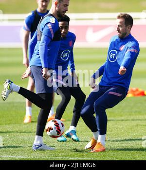 Jordan Henderson aus England und Harry Kane während einer Trainingseinheit im St. George's Park, Burton-upon-Trent. Bilddatum: Freitag, 25. März 2022. Stockfoto