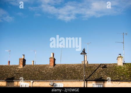 Cotswold Steinhütten mit Fernsehantenne auf dem Dach, Cotswold Stadt Tetbury, Gloucestershire, Großbritannien Stockfoto