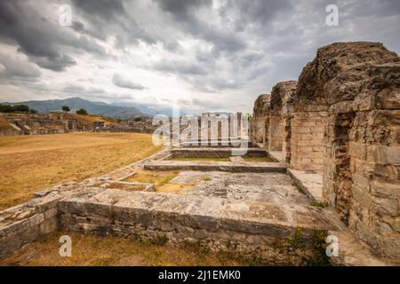 Ruinen des Amphitheaters der archäologischen römischen Siedlung in der Solin, in der Nähe der Stadt Split, Kroatien, Europa. Stockfoto