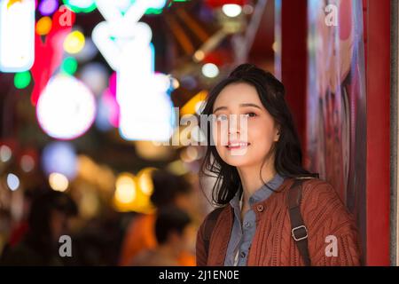 Junge weibliche College-Studentin auf einem Nachtmarkt in Peking - Stock Foto Stockfoto