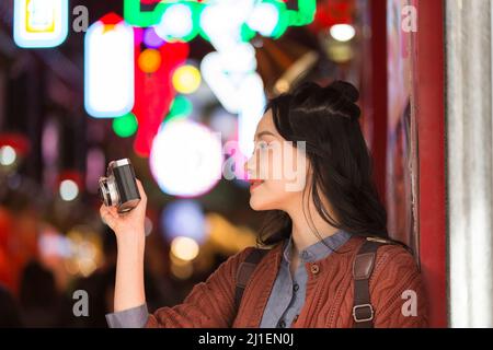 Junge weibliche College-Studentin auf einem Nachtmarkt in Peking - Stock Foto Stockfoto