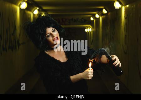 Eine freakige Frau mit einer Benzinbombe in den Händen Stockfoto