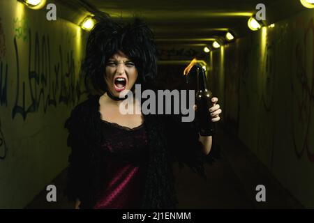 Eine freakige Frau mit einer Benzinbombe in den Händen Stockfoto