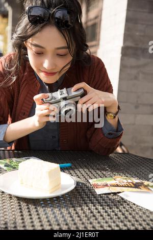 Junge Dame fotografiert im Straßencafé - Stock Foto Stockfoto