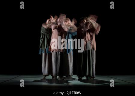 Deluxe - Auftritt in Sadlers Wells vom Ballet Boyz. Die Show sieht die in Shanghai lebende Tänzerin und Choreografin Xie Xin (TAO Dance Theatre, Sidi Larbi Stockfoto