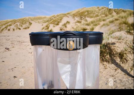 Neue transparente Kunststoffabfallbehälter am Strand von St. Annes Stockfoto