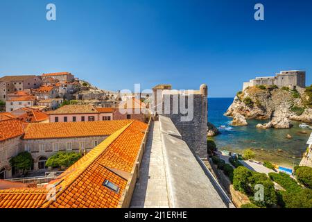 Blick auf Fort Lovrijenac von der westlichen Wand der Stadt Dubrovnik in Kroatien, Europa. Stockfoto