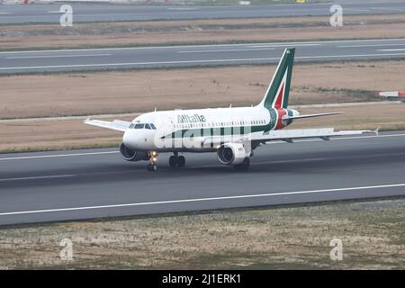 ISTANBUL, TÜRKEI – 15. SEPTEMBER 2021: Alitalia Airbus 319-112 (CN 1722) landet auf dem internationalen Flughafen Istanbul. Stockfoto