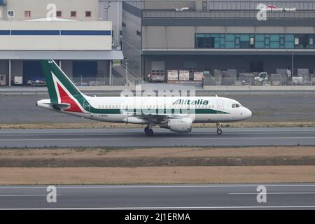 ISTANBUL, TÜRKEI – 15. SEPTEMBER 2021: Alitalia Airbus 319-112 (CN 1722) landet auf dem internationalen Flughafen Istanbul. Stockfoto