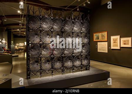 Grill der Casa Vicens in der Gaudí-Ausstellung im MNAC-Museum 2021 (Barcelona, Katalonien, Spanien) ESP: Reja de la Casa Vicens en un museo BCN Stockfoto