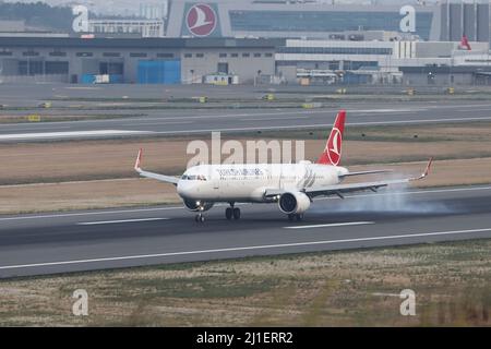 ISTANBUL, TÜRKEI - 15. SEPTEMBER 2021: Turkish Airlines Airbus 321-271NX (CN 10125) landet auf dem Internationalen Flughafen Istanbul. Stockfoto