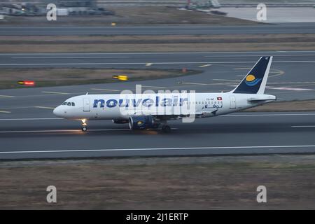 ISTANBUL, TÜRKEI - 15. SEPTEMBER 2021: Nouvelair Airbus 320-214 (CN 3798) landet auf dem Internationalen Flughafen Istanbul. Stockfoto