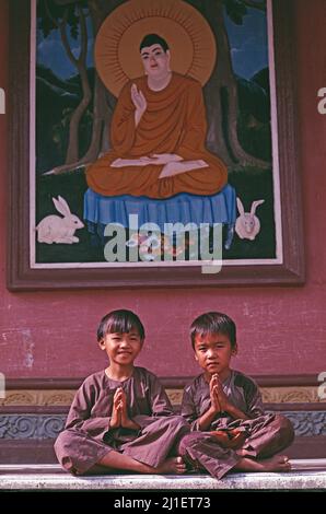 Vietnam. Mekong Delta. Chau Doc. Tay An Pagode. Vietnamesische Kinder. Zwei Jungen. Novizenmönche. Stockfoto