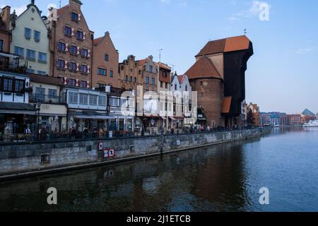 Danzig Polen März 2022 wunderschöne Altstadt über dem Fluss Motlawa. Der Zuraw-Kranich und die bunten gotischen Fassaden der Altstadt von Danzig, Polen. Besuchen Sie Stockfoto