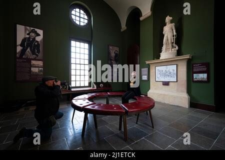 Ein Mitarbeiter posiert für ein Foto am Old Royal Naval College in Greenwich, London, für die Wiedereröffnung des Nelson Rooms für die Öffentlichkeit nach der Restaurierung. Bilddatum: Freitag, 25. März 2022. Stockfoto