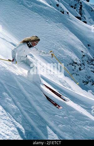 Neuseeland. Junge Frau Skifahren auf alpinen Pisten. Stockfoto