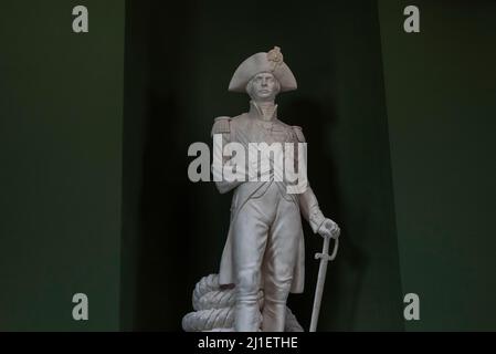 London, Großbritannien. 25. März 2022. Eine Statue von Nelson im Nelson Room des Old Royal Naval College, Greenwich, die am 26. März nach einem umfangreichen Naturschutzprojekt wieder für die Öffentlichkeit zugänglich ist. Der Raum befindet sich neben der Painted Hall, wo der Leichnam des Vizeadmiral Horatio Nelson aufbewahrt wurde, bevor er nach seinem Tod in der Schlacht von Trafalgar im Jahr 1805 in der Painted Hall lag. Kredit: Stephen Chung/Alamy Live Nachrichten Stockfoto