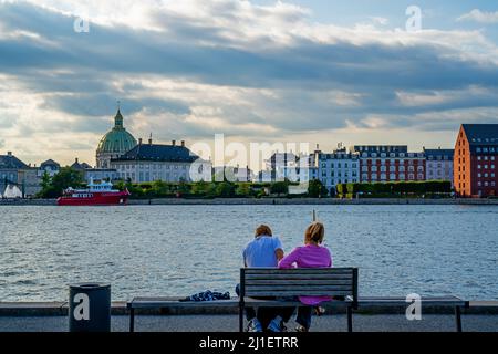 Junges Paar am Hafen von Kopenhagen, Dänemark Stockfoto