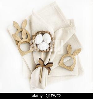 Ideen zum Dekorieren von Leinenservietten für den Ostertisch. Stockfoto