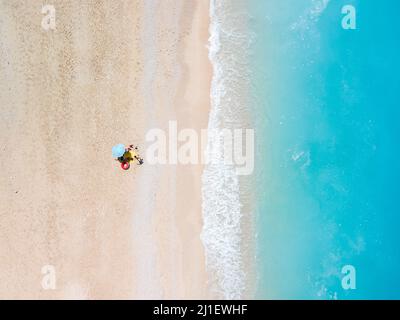 Direkt über dem Blick auf den strand von egremni auf der Insel Lefkada, Griechenland Copy Space kleines Kreuzfahrtboot Stockfoto