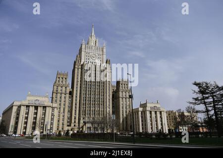 (220325) -- MOSKAU, 25. März 2022 (Xinhua) -- das am 16. April 2021 aufgenommene Foto zeigt das russische Außenministerium in Moskau. Der außerordentliche Gipfel der Organisation des Nordatlantikvertrags (NATO), der am Donnerstag stattfand, hat den Wunsch des Bündnisses bestätigt, Russland einzudämmen und den militärischen Konflikt in der Ukraine zu verlängern, sagte das russische Außenministerium. (Xinhua/Evgeny Sinitsyn) Stockfoto