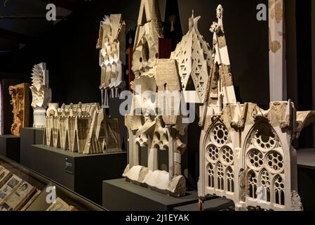 Originalfragmente von Formen und Modellen der Sagrada Familia in der Gaudí-Ausstellung im MNAC-Museum 2021 (Barcelona, Katalonien, Spanien) Stockfoto