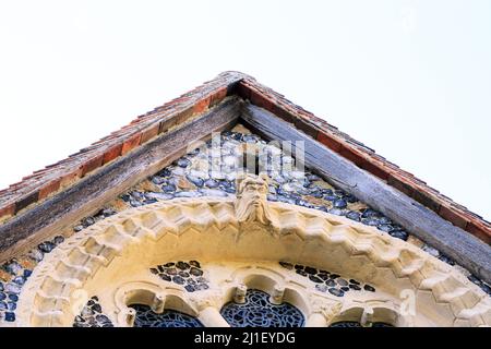 Blick auf die Steinschnitzerei auf der Oberseite des Radfensters in der Ostwand des Chancels in der St. Mary's Church, Patrixbourne Road, Patrixbourne, Canterbury, Stockfoto
