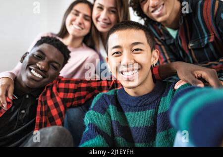 Junge multirassische Freunde nehmen gemeinsam Selfie - Freundschafts- und Diversitätskonzept Stockfoto