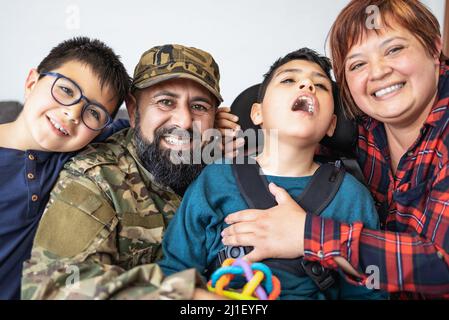 Porträt der Familie zu Hause Stockfoto