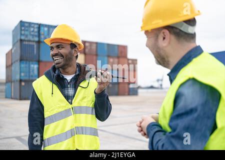 Industrieingenieure arbeiten im logistischen Terminal von Containerfracht Stockfoto