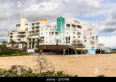 Wohnhaus in einem ehemaligen Hotelkomplex am Strand von Yeni Boğaziçi, Türkische Republik Nordzypern (TRNC) Stockfoto