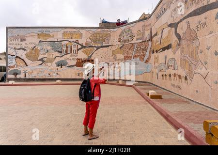Ein großes Mosaik vor dem Besucherzentrum, Madaba, Madaba Governorate, Jordanien. Stockfoto