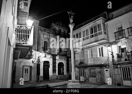 Kleiner einsamer Platz in der Nacht mit einem religiösen Kreuz in der kleinen Stadt Muros Stockfoto