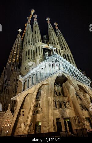 Passionsfassade und der Stern des Mary-Turms beleuchtet in der Nacht in der Sagrada Familia (Barcelona, Katalonien, Spanien) ESP: Fachada de la Pasión Stockfoto