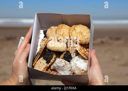 Marokkanische Küche. Plätzchen und Gebäck Vielfalt Box in El Jadida, Marokko. Stockfoto