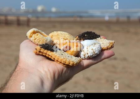 Marokkanische Küche. Auswahl an Keksen und Gebäck in El Jadida, Marokko. Stockfoto