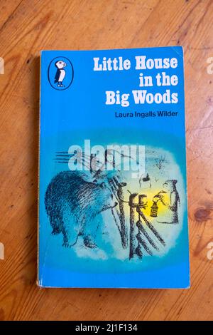 "Little House in the Big Woods", blauer Bucheinband der US-amerikanischen Kinderbuchautorin Laura Ingalls Wilder Stockfoto