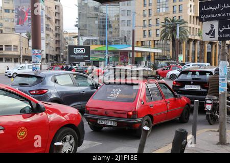 CASCA, MAROKKO - 22. FEBRUAR 2022: Starker Hauptverkehrsverkehr in der Innenstadt von Casca, Marokko. Casca ist die größte Stadt Marokkos. Stockfoto